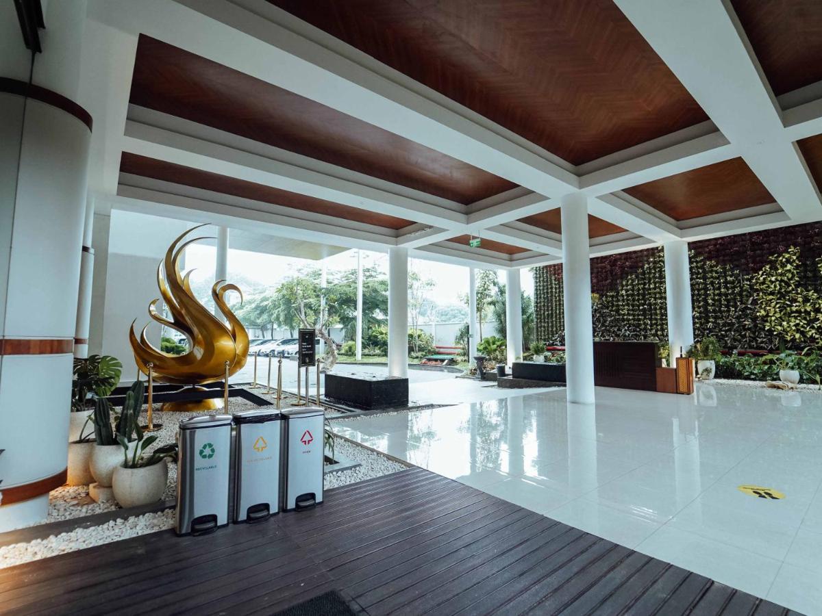 Rayz Umm Hotel Malang Ngoại thất bức ảnh