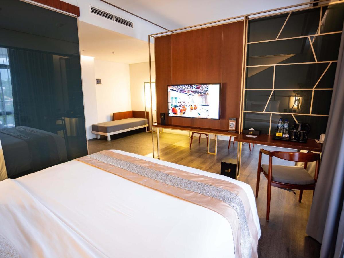 Rayz Umm Hotel Malang Ngoại thất bức ảnh