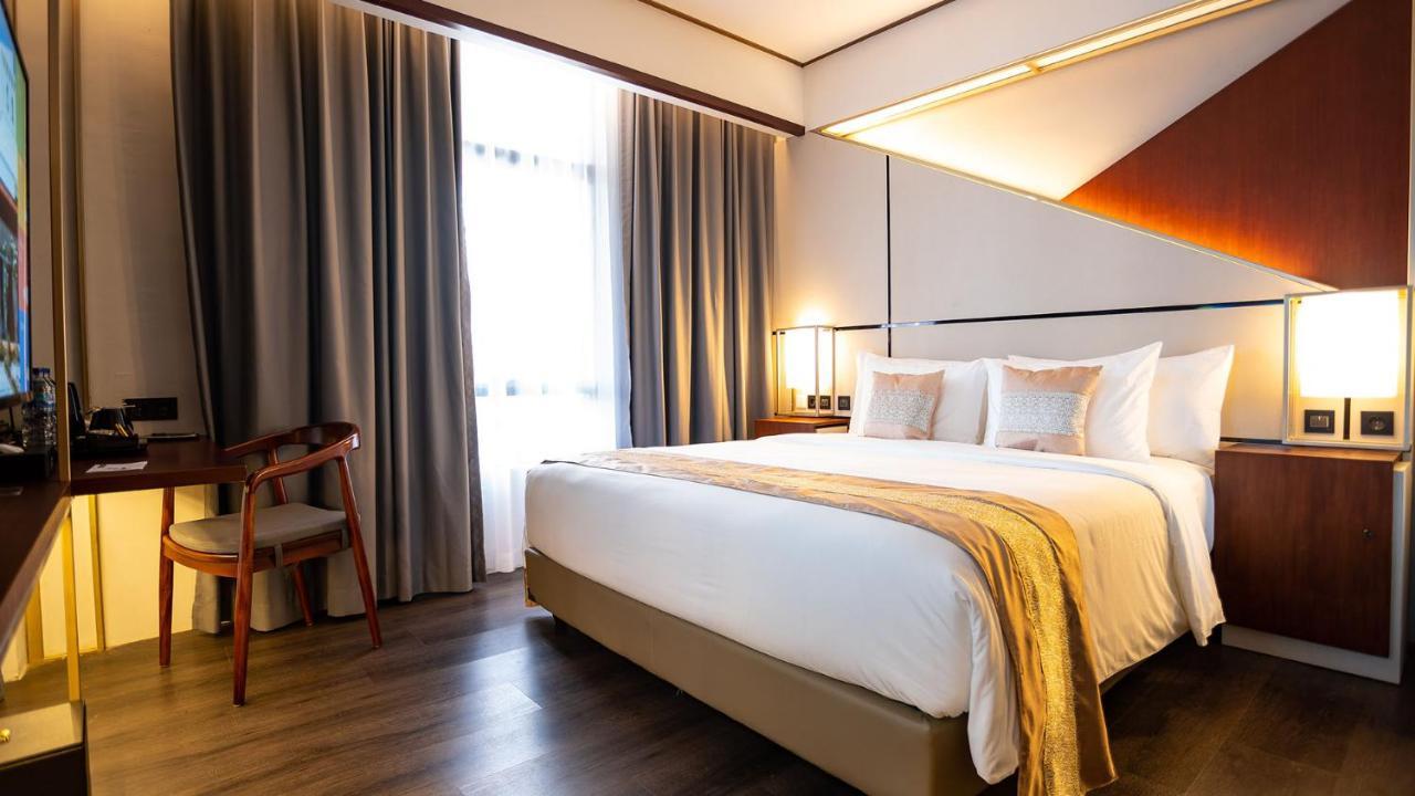 Rayz Umm Hotel Malang Ngoại thất bức ảnh